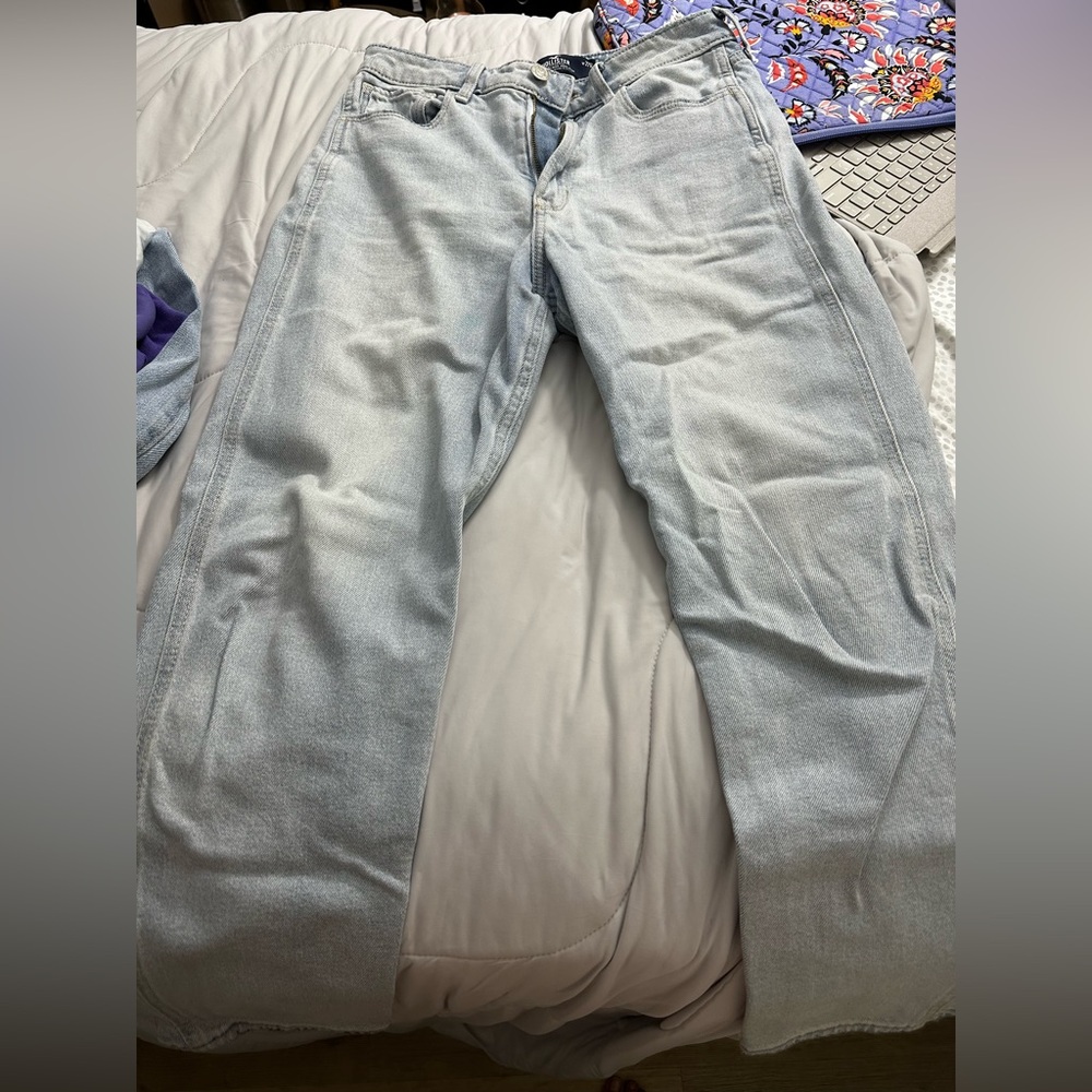 Hollister ultra high rise mom jeans
Size: 4R   W:27R